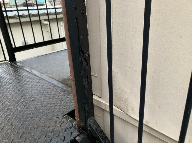 鉄骨階段の手すりの塗装剥がれ